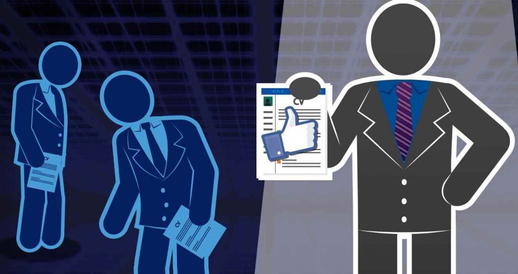 ¿Puedo revisar las redes sociales de mis empleados?